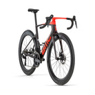 foto dettaglio frontale bicicletta da corsa in carbonio bmc teammachine r 01 two