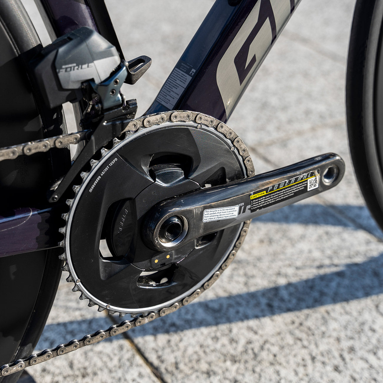 foto dettaglio guarnitura sram force d1 con misuratore di potenza giant  power halo 