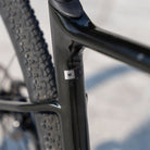 foto dettaglio taglia bicicletta in carbonio gravel giant revolt advanced 1 