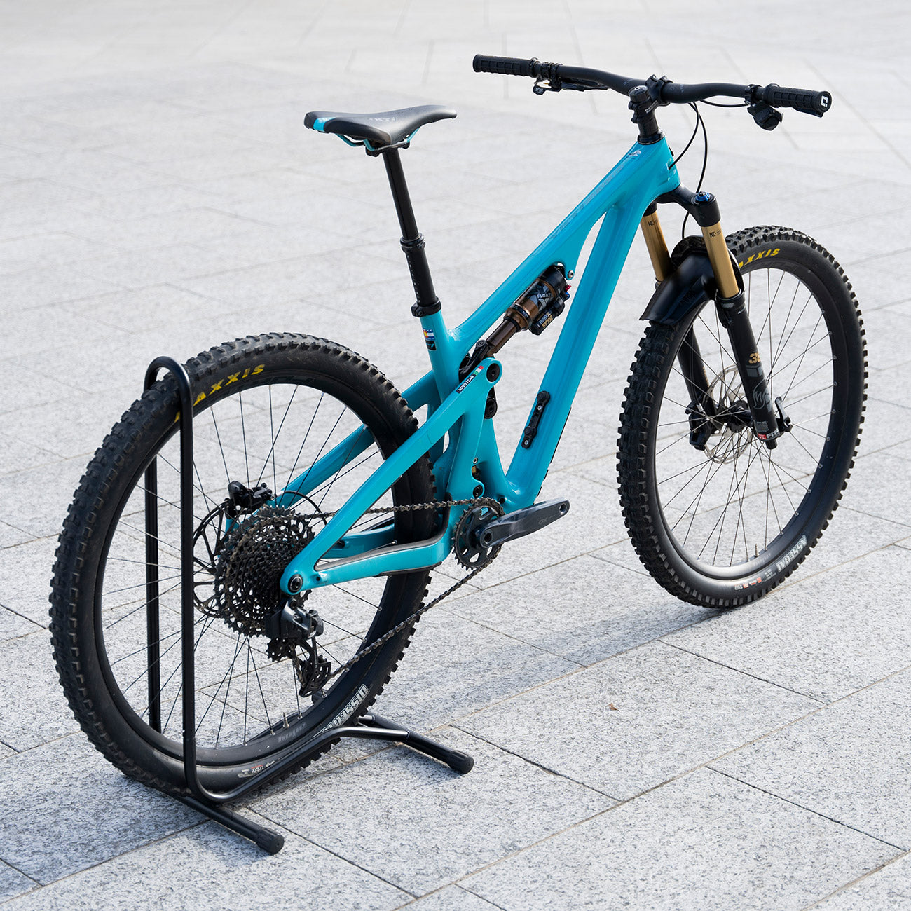 foto dettaglio bicicletta completa mtb biammortizzata vista laterale yeti sb130 t turquoise m21